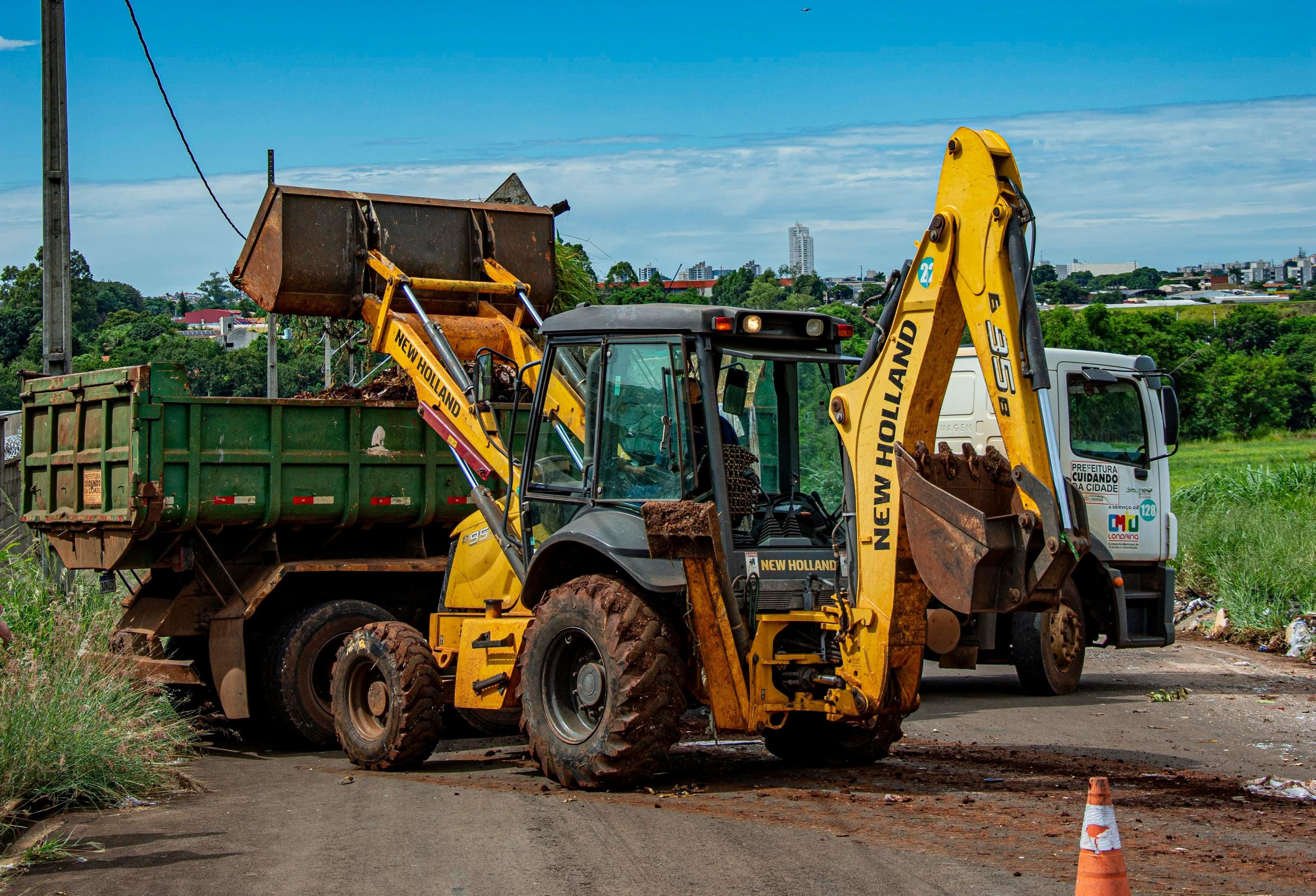 Locação de máquinas e caminhões